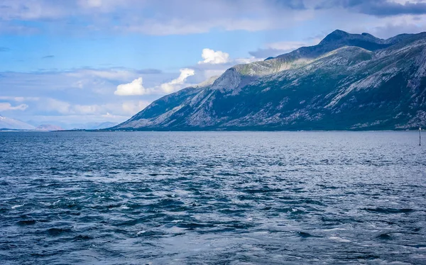 일몰에 노르웨이에서 돌 피 요 르 드 해안 — 스톡 사진