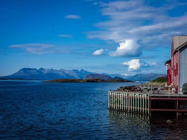 Berço no campo nos fiordes noruegueses . — Fotografia de Stock