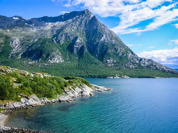 Kust van steen fjord in Noorwegen — Stockfoto