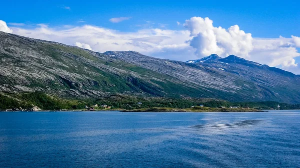 Village on the coast of the Norwegian fjord — Stock Photo, Image