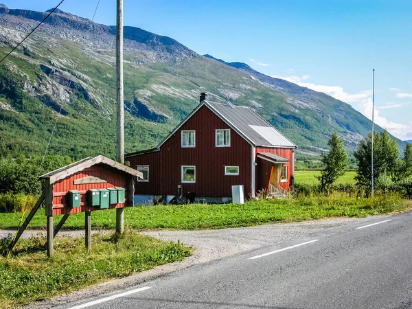 Aldeia na costa do fiorde norueguês — Fotografia de Stock