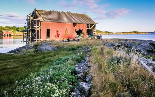 As ruínas de um galpão de pescador na costa do fj norueguês — Fotografia de Stock