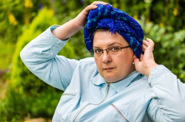 Orta yaşlı bir kadın ile gözlük