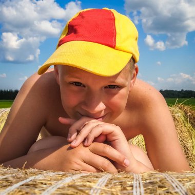 Bir balya dinlenme sarı şapkalı adam