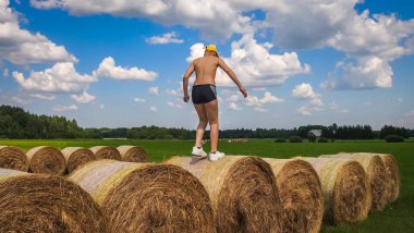 Bir balya dinlenme sarı şapkalı adam