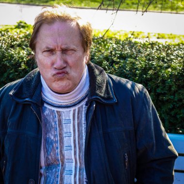 Yaşlı bir adam parkta dinlenme ceket 