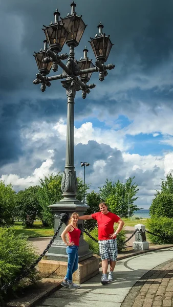 Kız yürüyerek şehir parkı içerisinde adamla — Stok fotoğraf