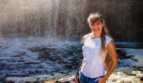 Flickan nära vattenfallet — Stockfoto