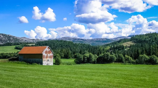 Stará stodola v norských horách — Stock fotografie