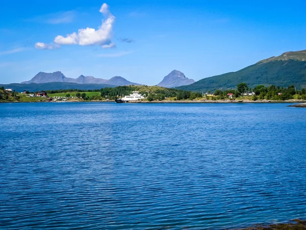 Ferry no cais da aldeia norueguesa na costa — Fotografia de Stock