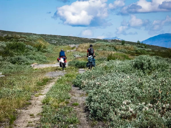 Les cyclistes traversent les hauts plateaux de Norwa — Photo