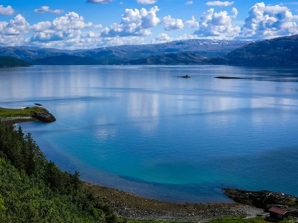 La bellissima costa del fiordo in Norvegia — Foto Stock