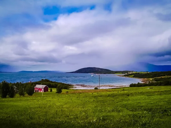 Fähre am Pier des norwegischen Dorfes an der Küste — Stockfoto