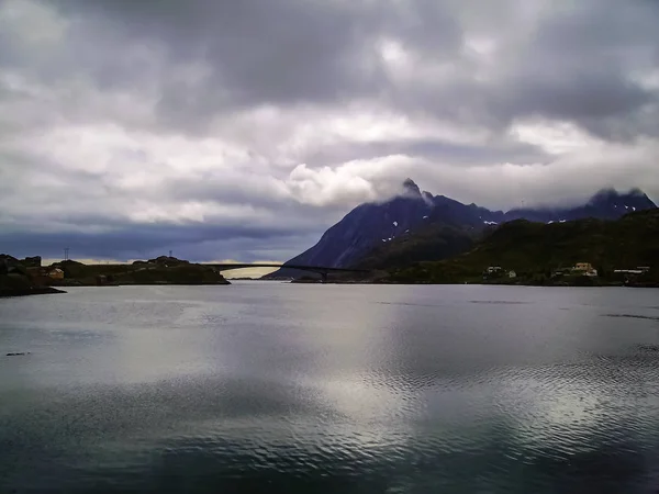 Norwegisches Dorf am Ufer des Fjords — Stockfoto
