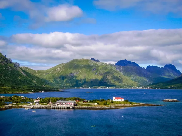 Noors dorp aan de oever van de fjord — Stockfoto