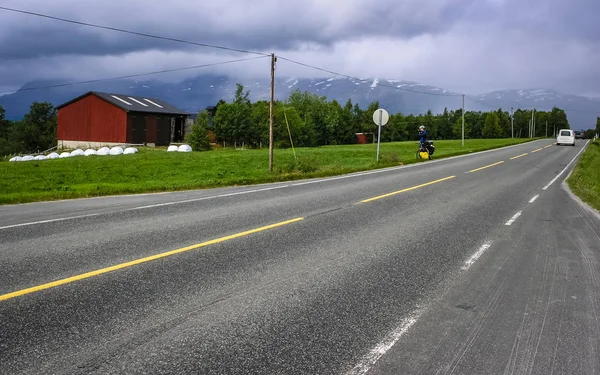 I ciclisti viaggiano attraverso gli altopiani della Norvegia . — Foto Stock