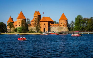Trakai, Litvanya Galve Gölü'ndeki kale. Güneşli bir gün