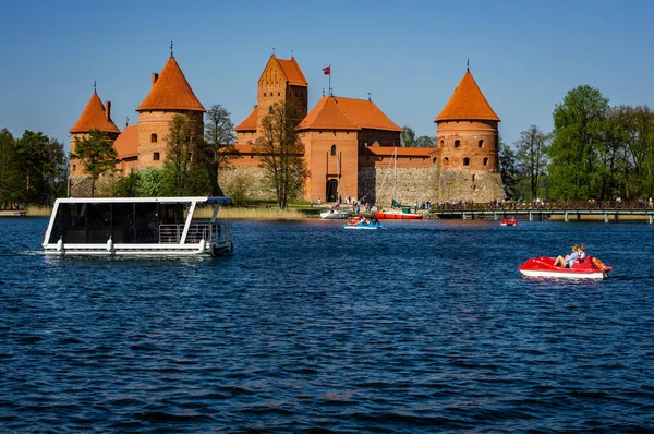 Hrad na jezeře Galve v Trakai v Litvě. Slunečný den — Stock fotografie