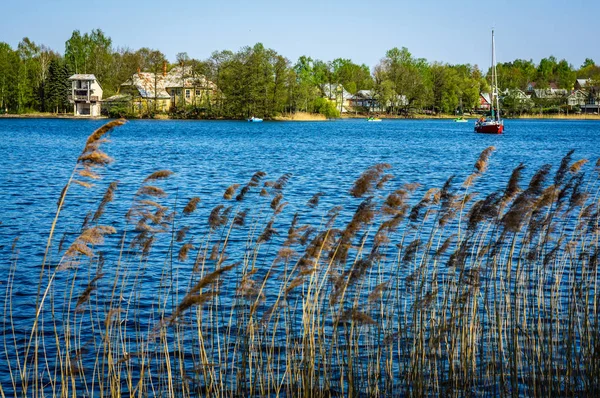 Lago Galve en Trakai, Lituania. Día soleado, la gente se relaja en el — Foto de Stock