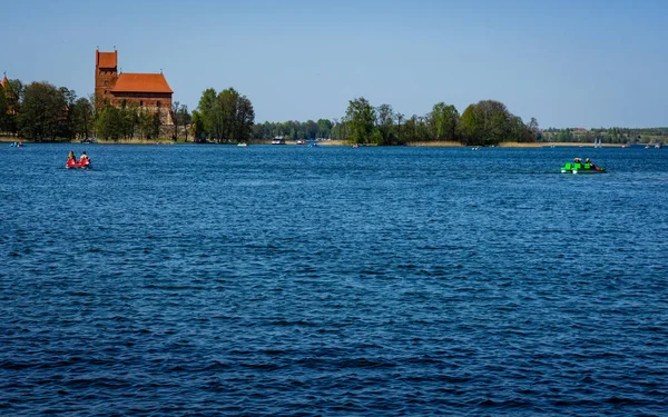 Castillo en el lago Galve en Trakai, Lituania. Día soleado —  Fotos de Stock