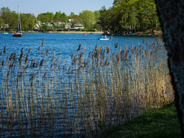 Galve Lake i Trakai, Litauen. Solig dag, människor slappna av på — Stockfoto