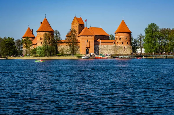 Castillo en el lago Galve en Trakai, Lituania. Día soleado — Foto de Stock