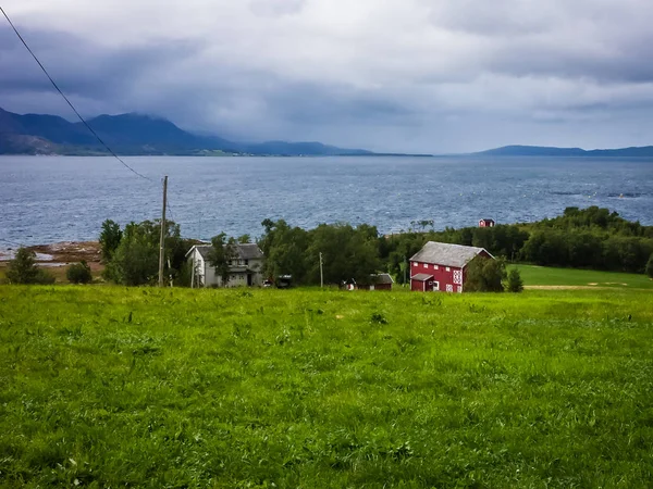 Une vieille grange rouge sur la côte du fjord norvégien — Photo