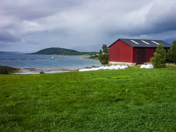 Ancienne grange rouge sur le fjord norvégien — Photo