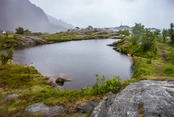 Norveç'te bir iskele ile fiyort üzerinde Köy. — Stok fotoğraf