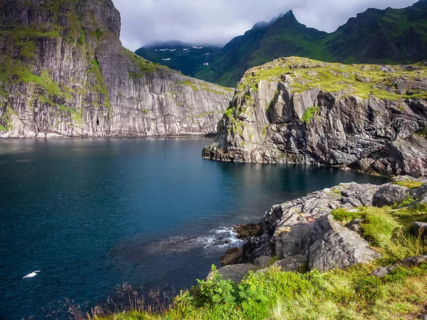 Norvégia fjordjának sziklás partja. — Stock Fotó