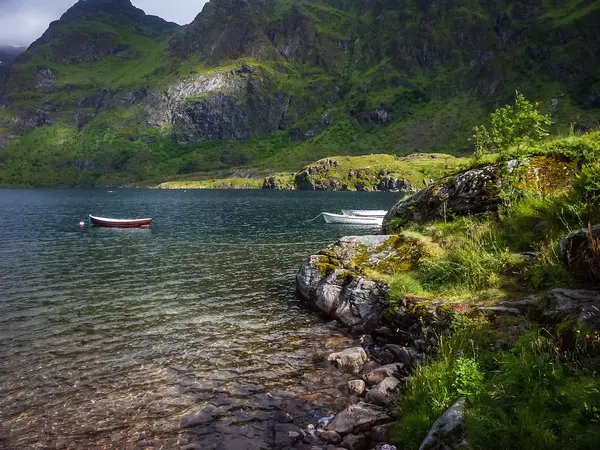 Norvégia fjordjának sziklás partja. Horgászcsónakok — Stock Fotó