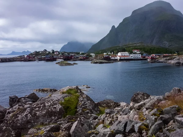 Деревня на скалистом берегу фьорда в Норвегии — стоковое фото
