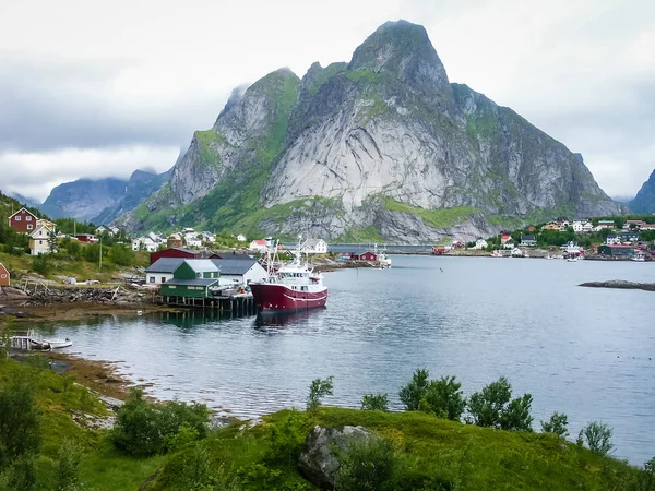 Vesnice na skalnatém břehu fjordu v Norsku — Stock fotografie