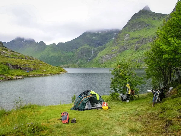 Cyklister stannade för att vila på fjorden i Norge. — Stockfoto