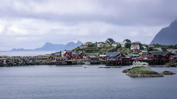 Een dorp aan de rotsachtige oever van de fjord in Noorwegen — Stockfoto