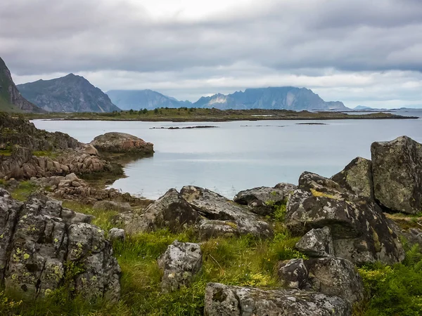 Norvégia fjordjának sziklás partja — Stock Fotó