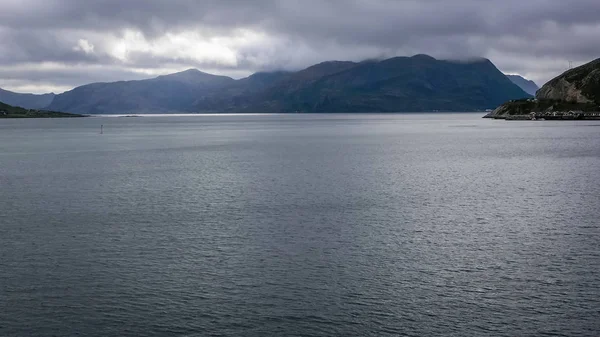 Un villaggio sulla riva rocciosa del fiordo in Norvegia con traditi — Foto Stock