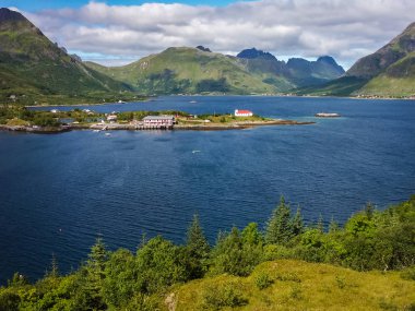 Norveç'te bir iskele ile fiyort üzerinde köy. Bulutlu bir gün