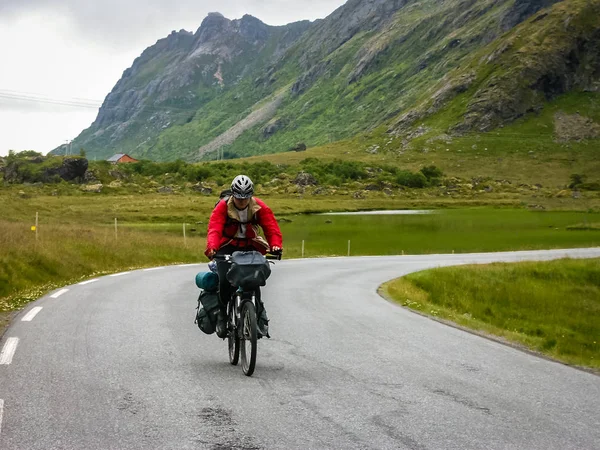 Radfahrer fahren in den Bergen Norwegens — Stockfoto