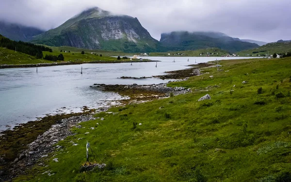 Uma aldeia na costa rochosa do fiorde na Noruega — Fotografia de Stock