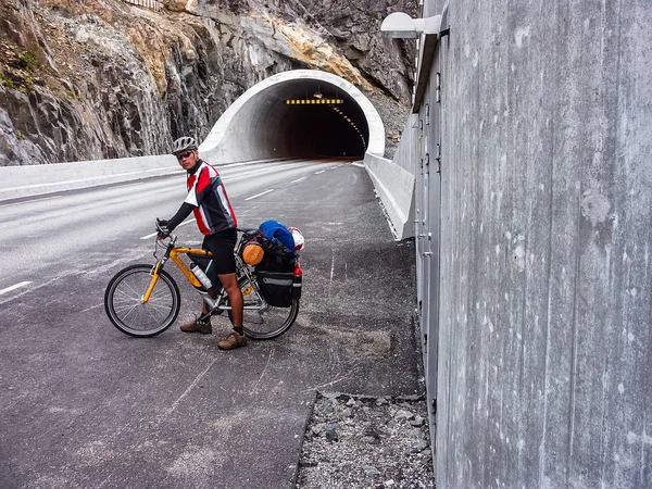 Cyclists drove up to the tunnel in the mountains — Stock Photo, Image