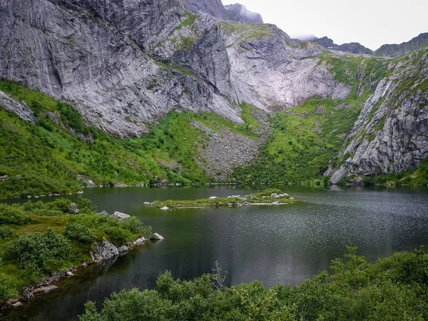 Die felsige Küste des norwegischen Fjords — Stockfoto