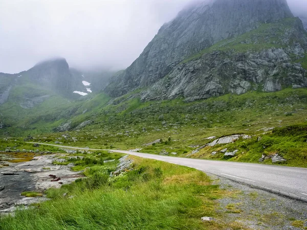ノルウェーの山の中の道路は — ストック写真