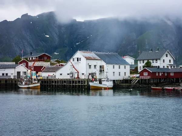 Dorf am Fjord mit Seebrücke in Norwegen. — Stockfoto