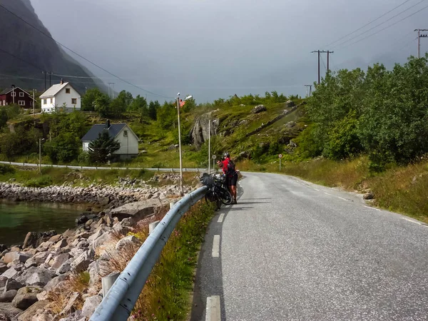 I ciclisti viaggiano sulle montagne della Norvegia — Foto Stock