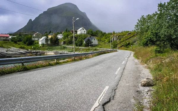 Strada asfaltata nelle montagne della Norvegia. Lungo sono i poli arguzia — Foto Stock