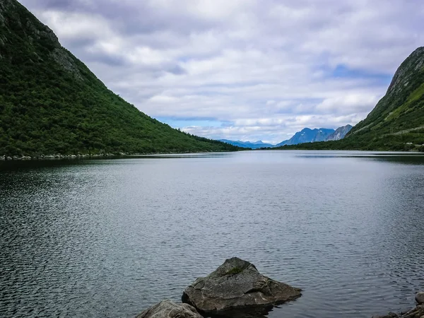 De rotsachtige kust van de fjord van Noorwegen — Stockfoto