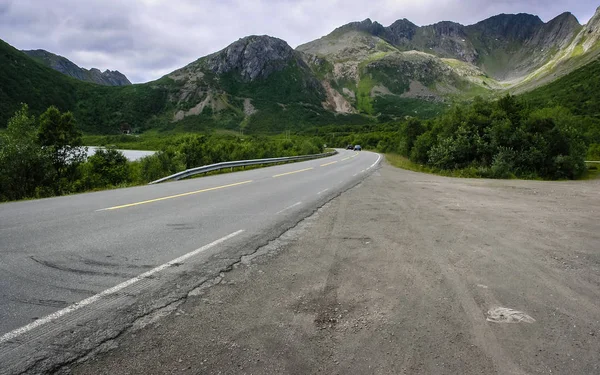 La costa del fiordo norvegese con la strada che corre lungo — Foto Stock