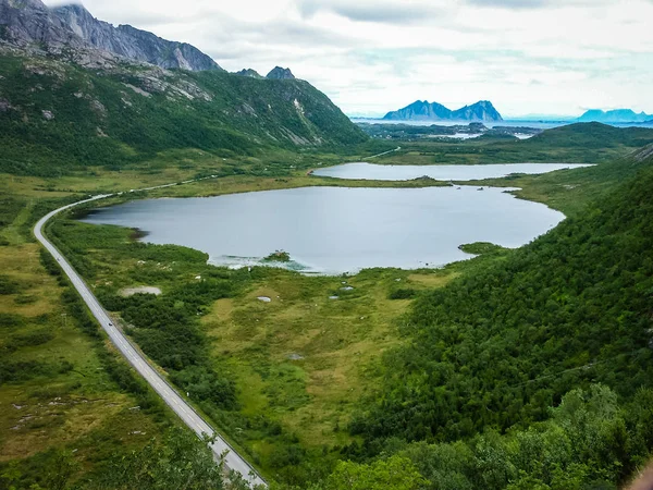 De kust van de Noorse fjord met de weg die loopt langs — Stockfoto