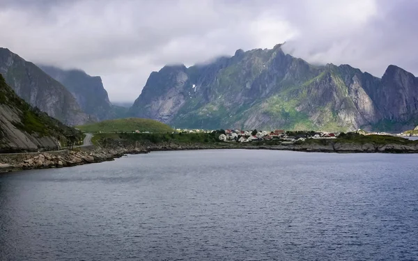 Ein Dorf am felsigen Ufer des Fjords in Norwegen — Stockfoto